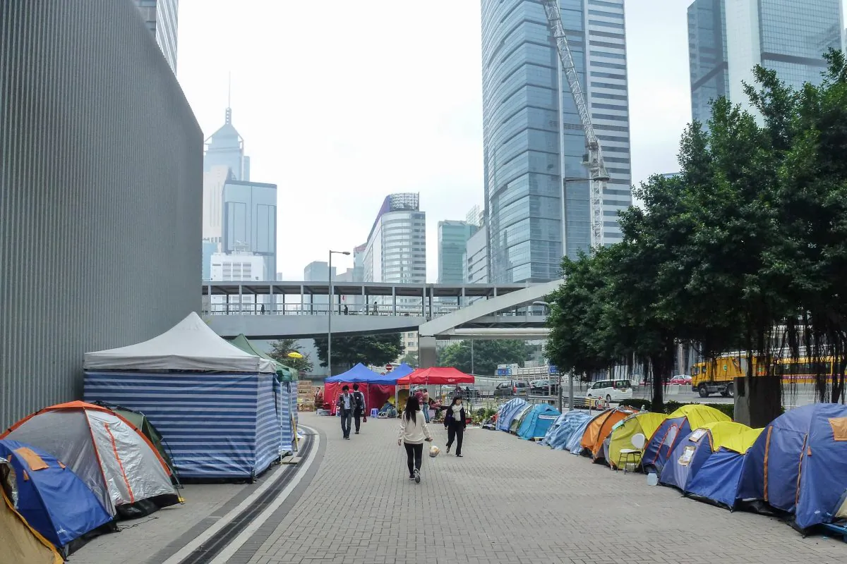 Tents line the sides of a foot pavement beside Harcourt Road in Admiralty, Hong Kong on Feb. 28, 2015. (Larry Ong/Epoch Times)