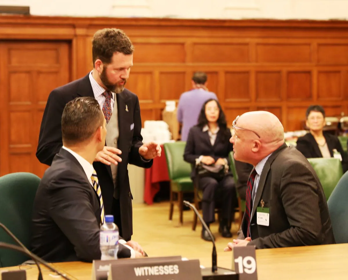 MP Scott Reid, chair of the Canadian Parliament’s Subcommittee on International Human Rights (C), speaks with Dr. Damon Noto of Doctors Against Forced Organ Harvesting (L) and investigative journalist Ethan Gutmann, author of “The Slaughter: Mass Killings, Organ Harvesting, and China's Secret Solution to Its Dissident Problem,” on Oct. 21, 2014. On Feb. 2, 2015, the committee passed an amended motion to name Falun Gong as being among the prisoners of conscience subjected to forced organ harvesting in China. (Donna He/Epoch Times)