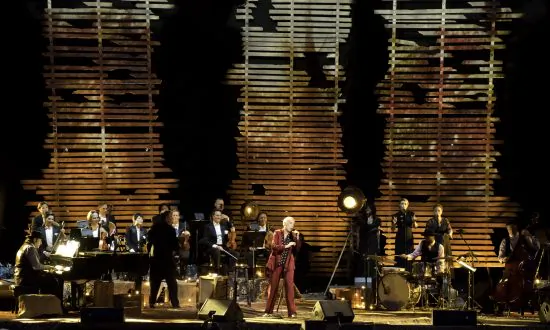 Annie Lennox, ‘Nostalgia Live’ (Including Three by Hoagey)