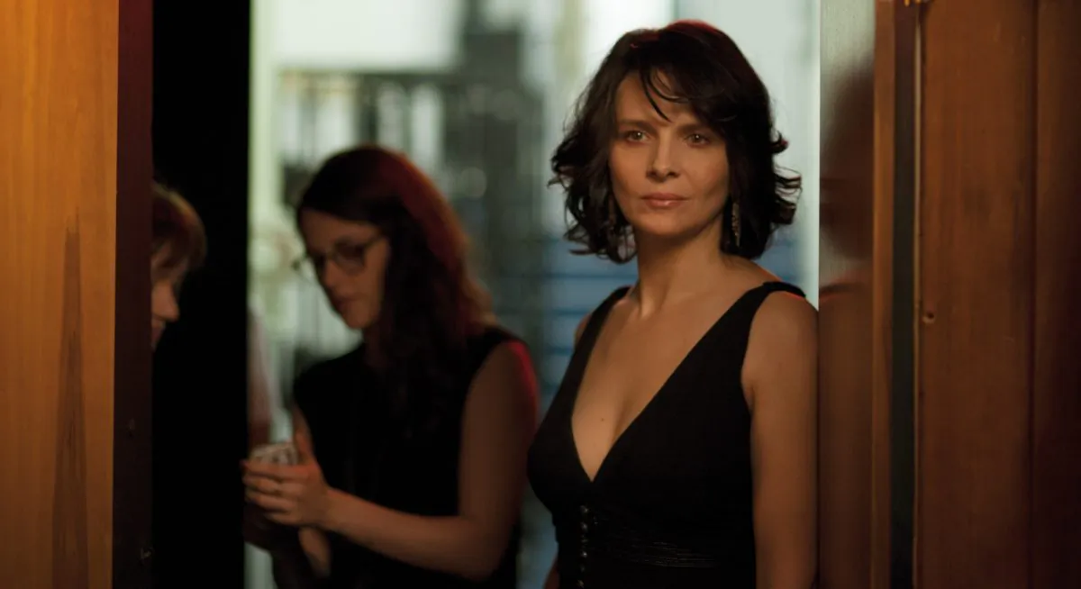 Juliette Binoche (R) plays an aging star in "Clouds of Sils Maria." (Carole Bethuel / CG Cinema)
