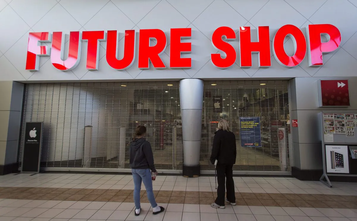 Shoppers arrive at a Future Shop location in St. Catharines, Ont., on March 28, 2015. (The Canadian Press/Aaron Lynett)
