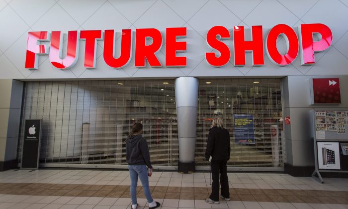 Shoppers arrive at a Future Shop location in St. Catharines, Ont., on March 28, 2015. (The Canadian Press/Aaron Lynett)