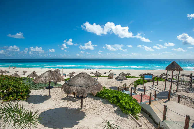 Resorts along the Mexican coastline are considered relatively safe for tourists. Image of Dolphin Beach, Cancun, Mexico, on April 3, 2015. (Shutterstock)