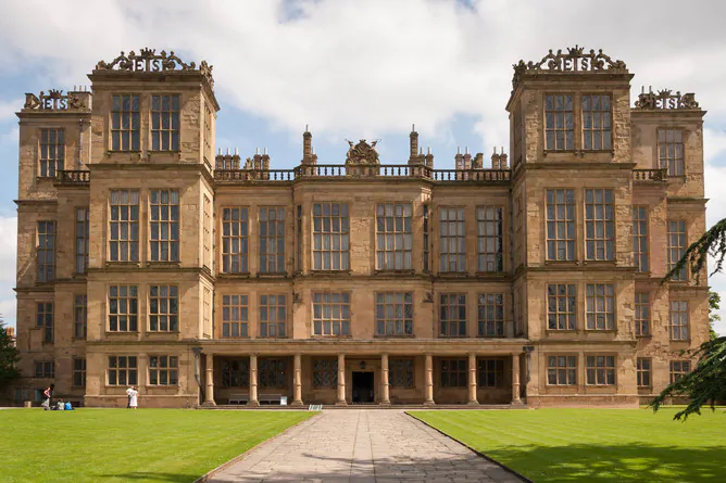 The initials ‘ES’ on the parapets are those of Elizabeth Talbot, who built Hardwick Hall. (adteasdale, CC BY-SA)