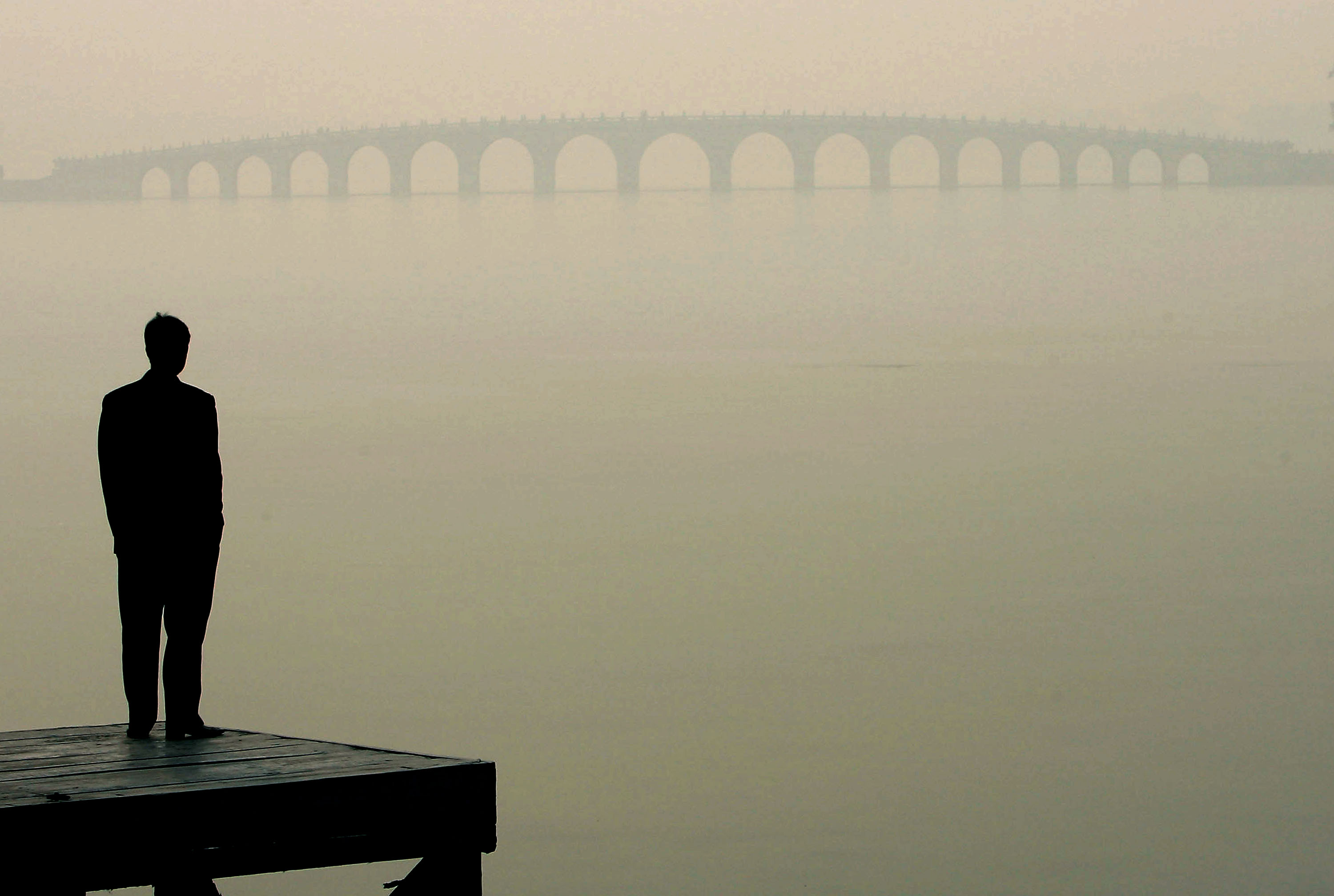 Одинокий человек на мосту