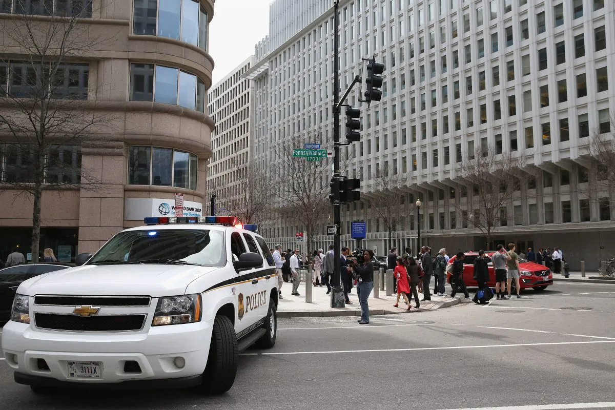A U.S. Secret Service Uniform Division patrol vehicle blocks eastbound traffic at the intersection of 18th Street NW and Pennsylvania Avenue after an electrical blackout affected the White House and other government buildings in the area April 7, 2015 in Washington, DC. (Chip Somodevilla/Getty Images)