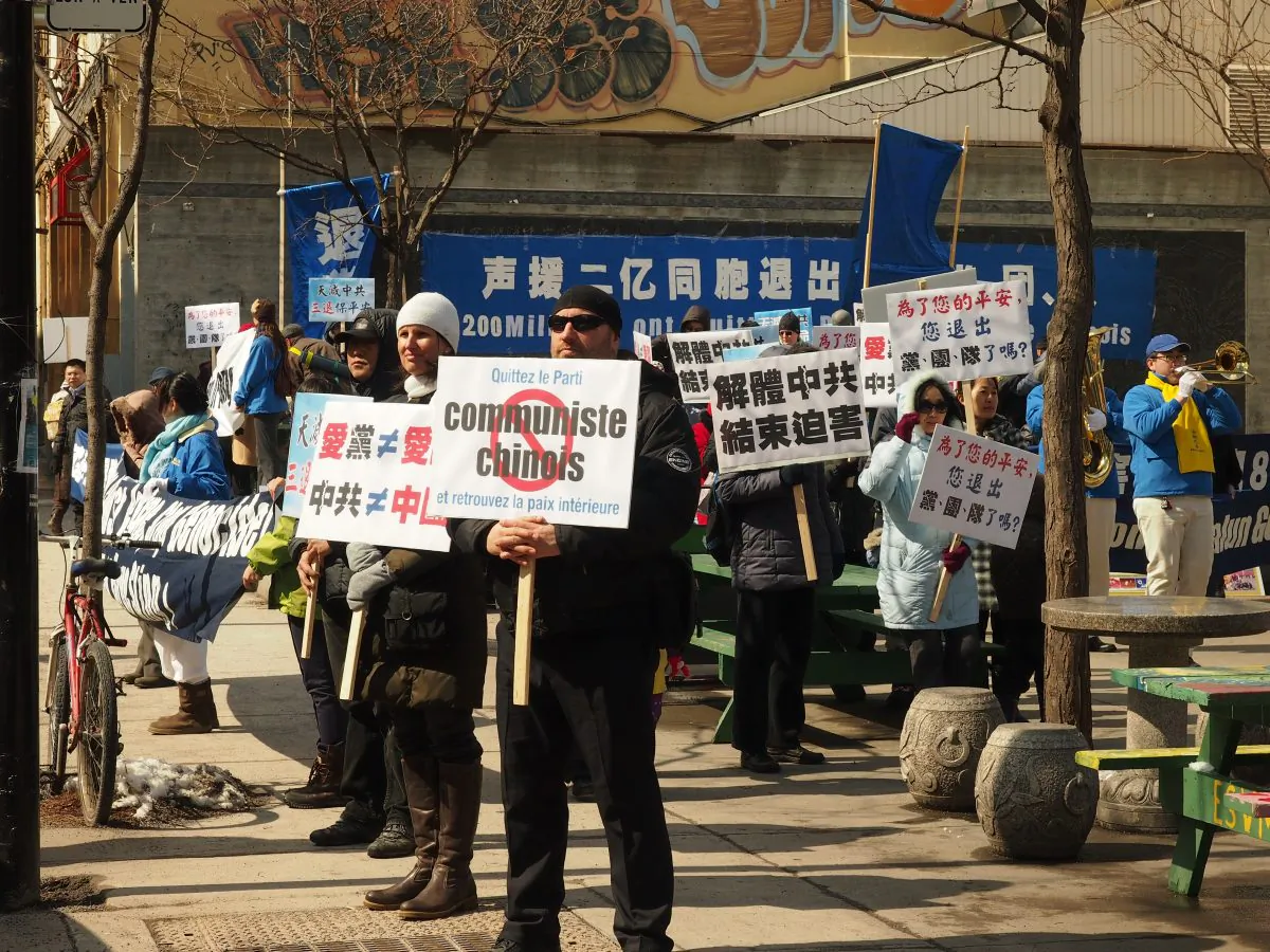 Participants take part in a rally in Montreal on April 4 to mark the milestone of 200 million people having renounced their membership of the Chinese Communist Party and its affiliated organizations. The sign in French says, “Quit the Chinese Communist Party and recover your inner peace.” (Nathalie Dieul/Epoch Times)