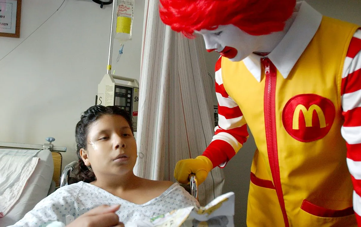 Ronald McDonald meets with a 9-year-old girl at the San Jose Medical center in California in this file photo. (Justin Sullivan/Getty Images)
9-year-old Amanda Cardenez December 18, 2001 at a visit to San Jose Medical center in San Jose, CA. McDonald flew in a CalStar medical helicopter to Bay Area hospitals to bring gifts to children. (Photo By Justin Sullivan/Getty Images)