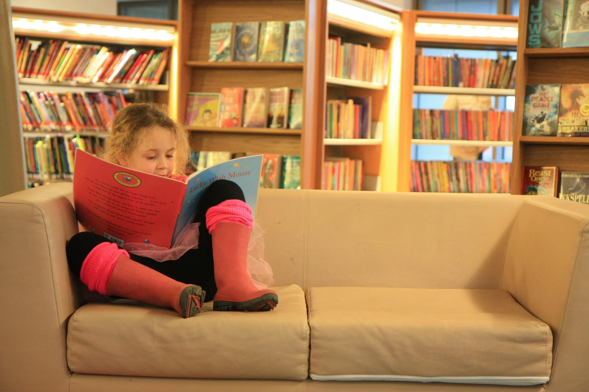 Kids library. Дети с родителями в библиотеке. Современная библиотека с детскими книгами. Лето дети читают книги. Родительская библиотека.