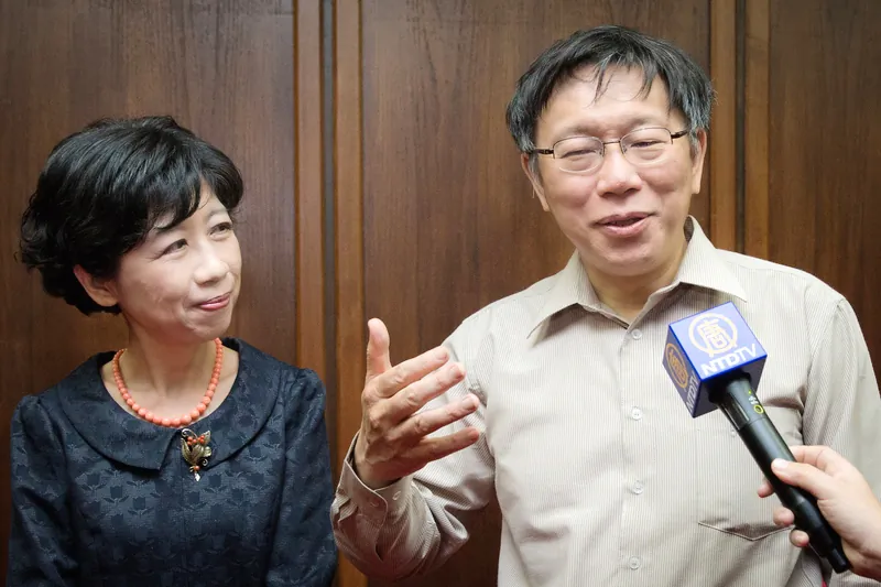 Taipei Mayor Ko Wen-je and his wife Chen Pei-chi attend Shen Yun Performing Arts on April 4, 2015. (Chen Bozhou/Epoch Times)