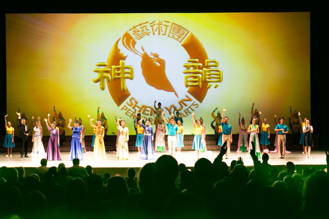 Shen Yun Performing Arts World Company's curtain call at Norfolk's Chrysler Hall, on April 11, 2015. (Lisa Fan/Epoch Times) 