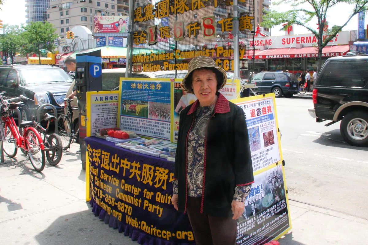 Zhang Jing Rong at the booth for the Global Service Center for Quitting the Chinese Communist Party in Flushing, New York City, on June 23, 2014. (Joshua Philipp/The Epoch Times)
