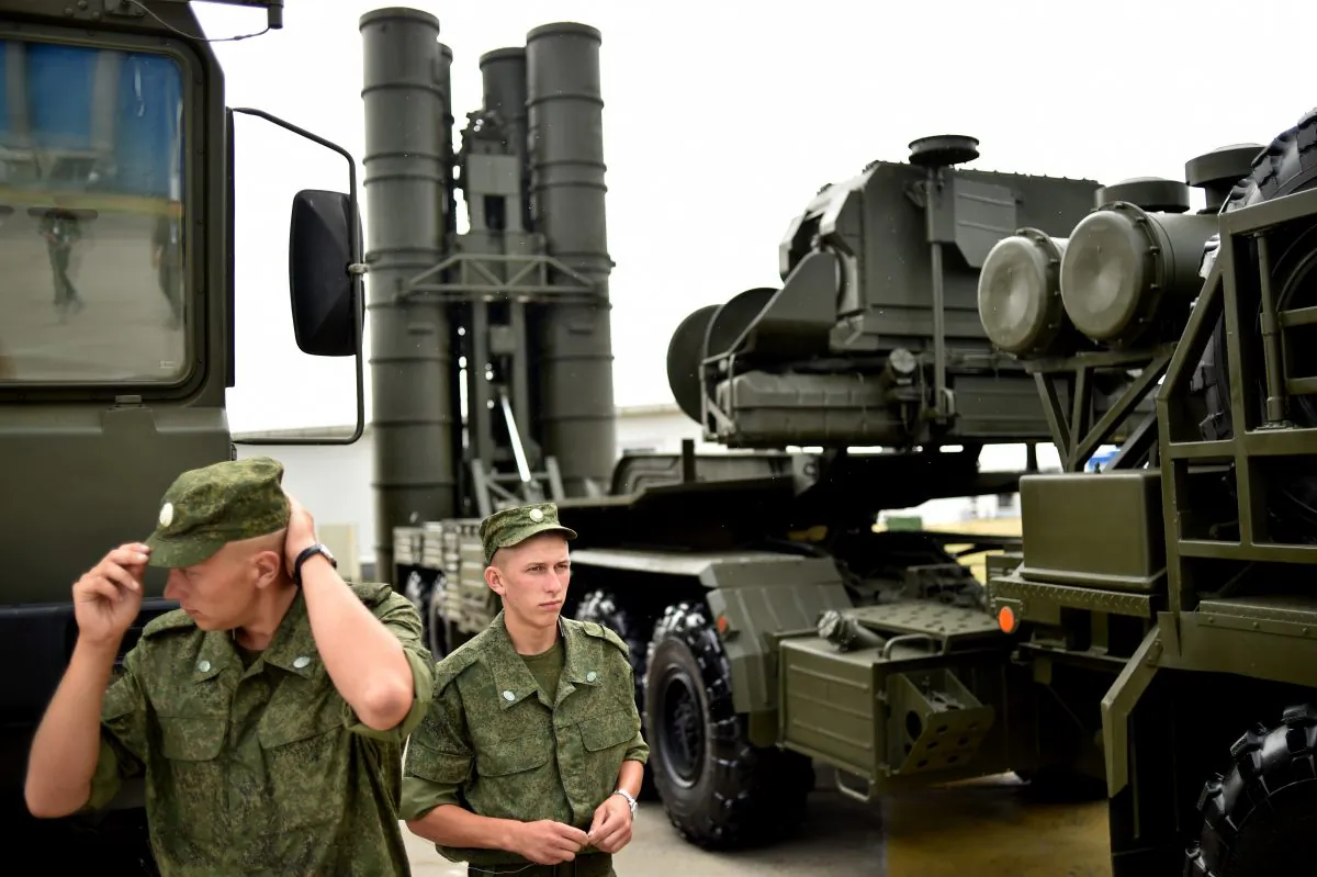 Russian soldiers stand guard near a S-400 missile defense system at a military exhibition in Zhukovsky outside Moscow, on August 13, 2014. (KIRILL KUDRYAVTSEV/AFP/Getty Images)