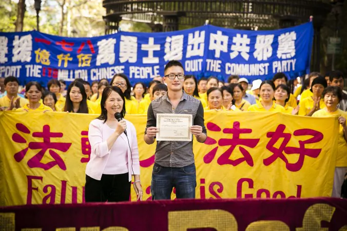 ong Yi, chairperson of the Tuidang Center (L), presents a certificate to a Chinese student during a rally near the United Nations in New York on Sept. 28, 2014. Many Chinese people risk arrest for taking part in the Tuidang movement. (Edward Dai/Epoch Times)
