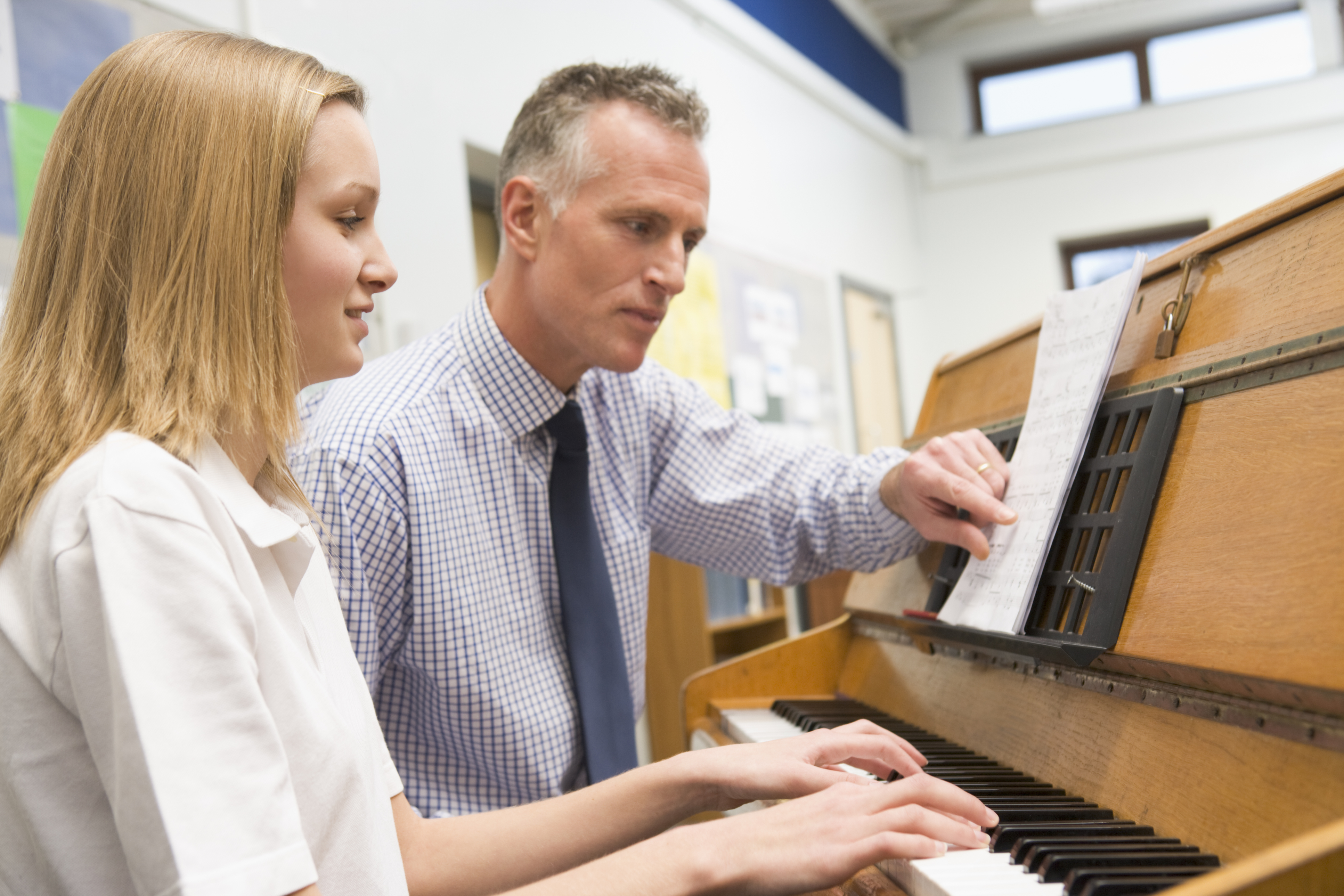 Учительница музыки в школе