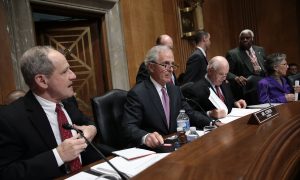 White House and Congress Agree on Iran Bill but Standoff Not Over