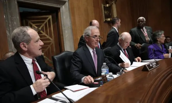 White House and Congress Agree on Iran Bill but Standoff Not Over