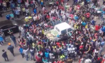 These Chinese Students Had Enough of Police  Bullying a Grandma Selling Bananas