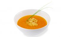 Vegan Carrot Ginger Soup: Clean and Detoxing