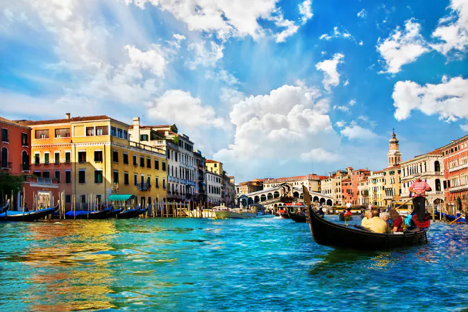 Venice Grand canal with gondolas and Rialto Bridge, Italy. (Shutterstock)