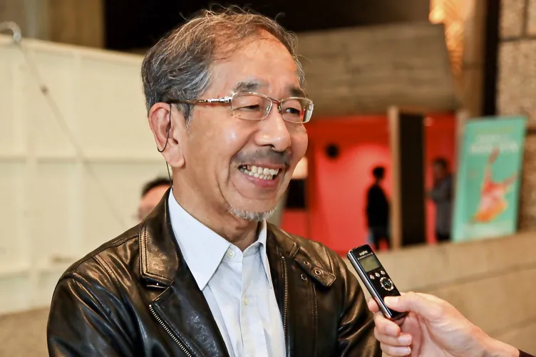 Mr. Michiaki Yasumura, Emeritus Professor at Keio University and interactive design expert, is captivated by Shen Yun Performing Arts New York Company on April 20, 2015. (Zhang Benzhen/Epoch Times)
