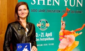 ‘Smiling Eyes and Shining Faces’ During Shen Yun