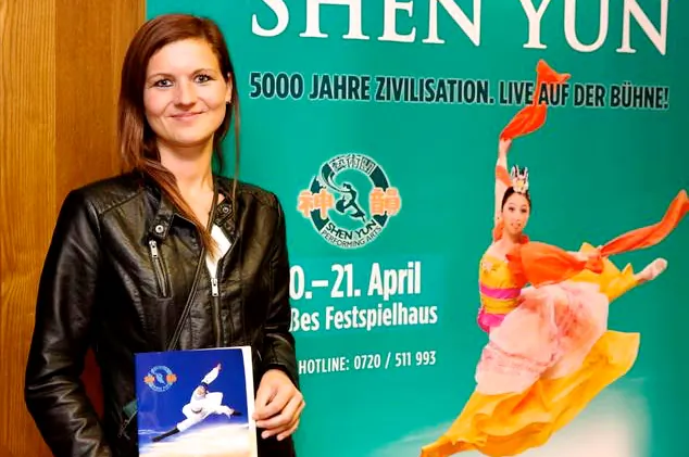 Ms. Julia Mayer, a journalist, forgot the world around her at Shen Yun in Salzburg on April 20, 2015. (Courtesy of NTD Television)