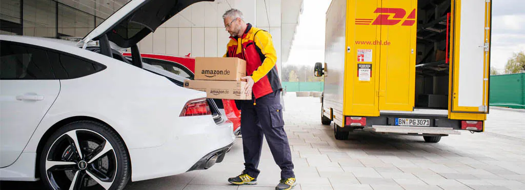 An Amazon courier demonstrates the trunk-locker delivery concept (Amazon).