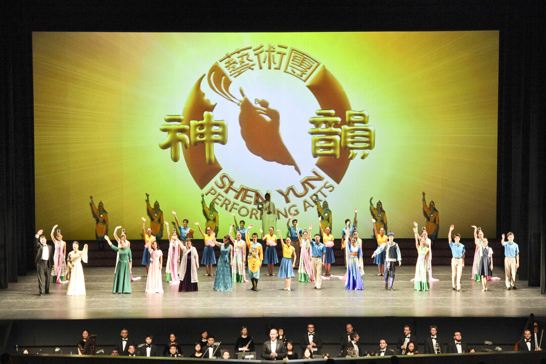 Shen Yun Performing Arts New York Company's curtain call at Tokyo Bunka Kaikan on April 18, 2015. (Yukari/Epoch Times)
