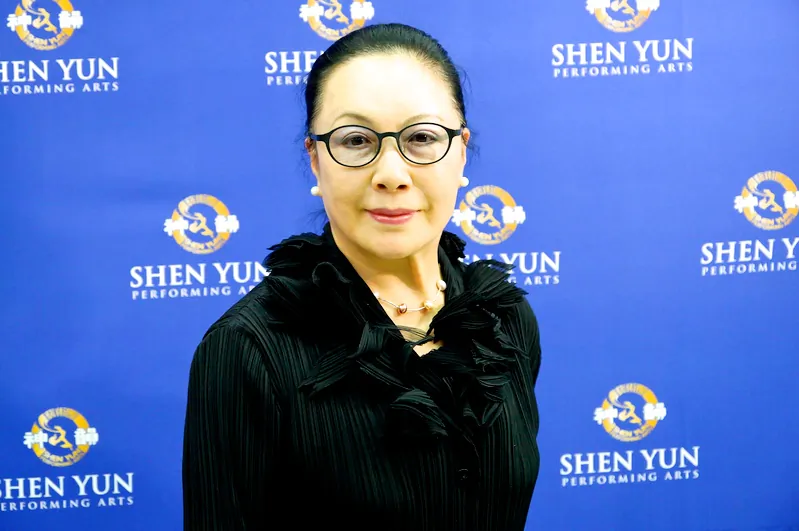 Mr. Jung Soyeong, emeritus professor of the Department of Dance at Central South University highly praises Shen Yun show on April 24, 2015. (Kim Gukhwan/ Epoch Times)
