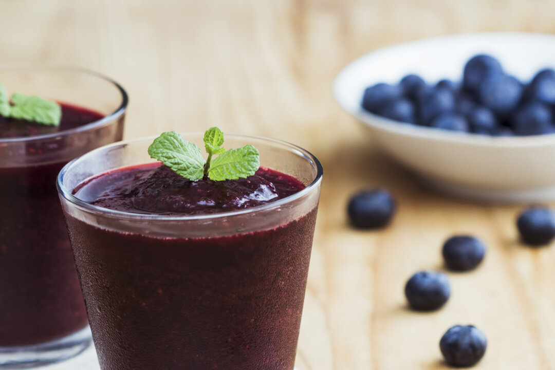 Dr Fuhrman's Blueberry Flax Smoothie(tanjichica7/iStock)
