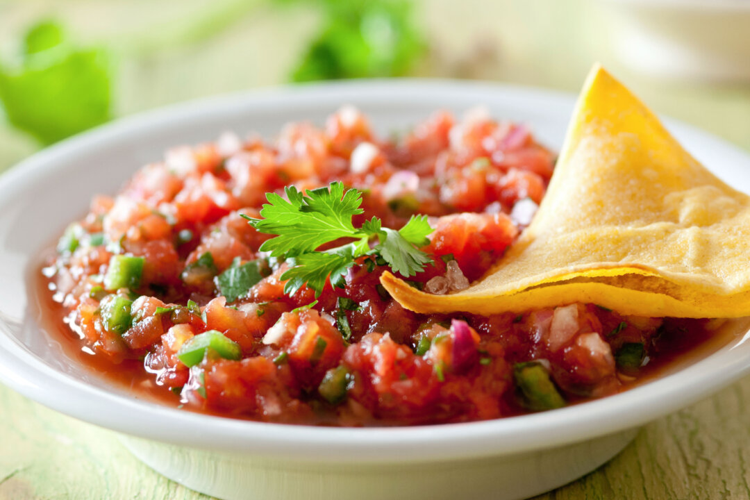 Plan ahead and whip up this super nutritious salsa recipe for your next dinner party. (Olgna/iStock)