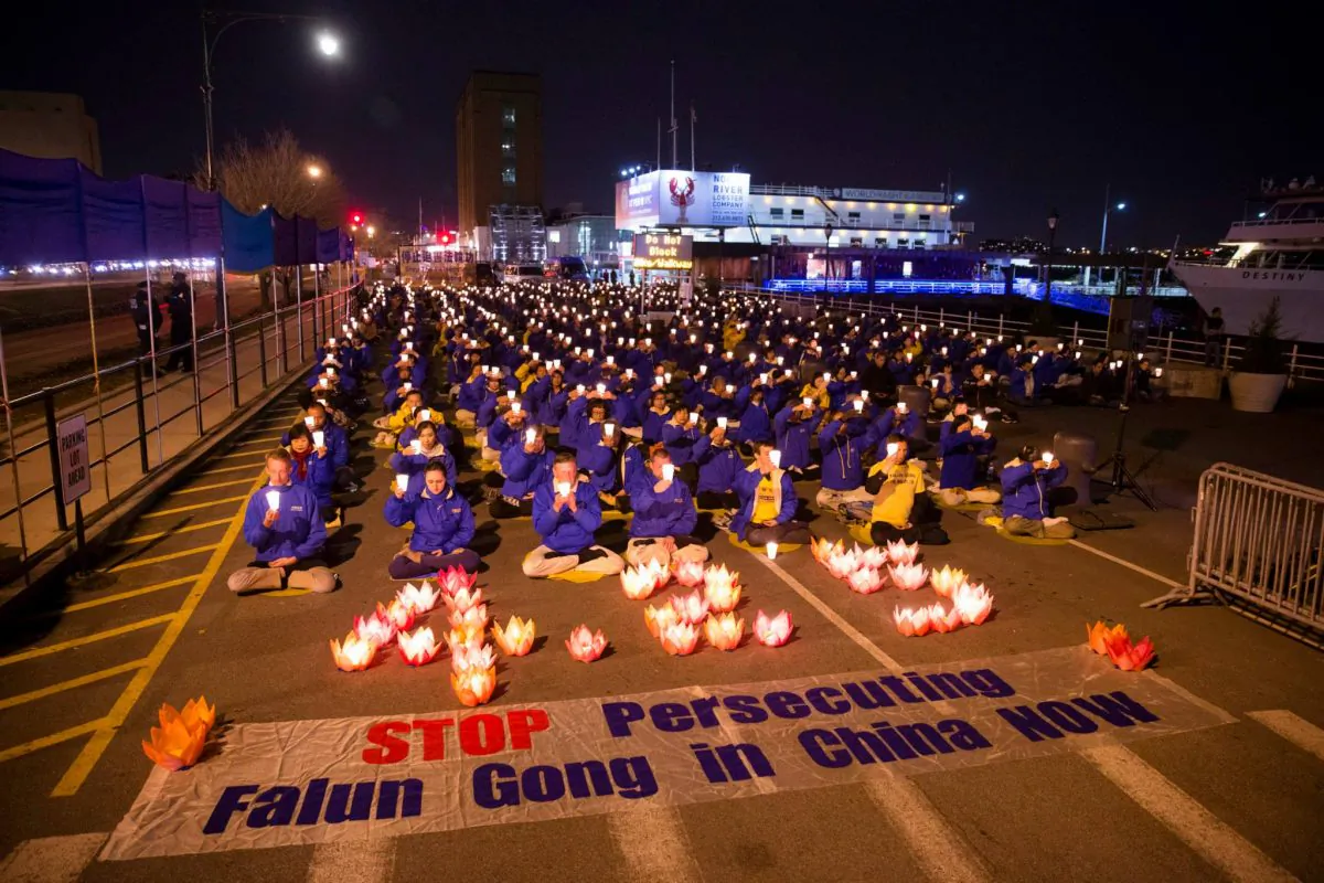 Practitioners of Falun Gong, a spiritual practice persecuted in China since 1999, hold a candlelight vigil to end the persecution near the Chinese Consulate in Manhattan, New York, on April 25, 2015 (Edward Dai/Epoch Times)