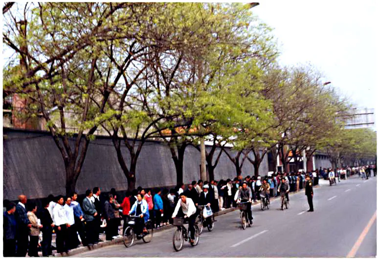 Falun Gong practitioners gathered around Zhongnanhai to silently, peacefully appeal for fair treatment on April 25, 1999. (Photo courtesy Clearwisdom.net)