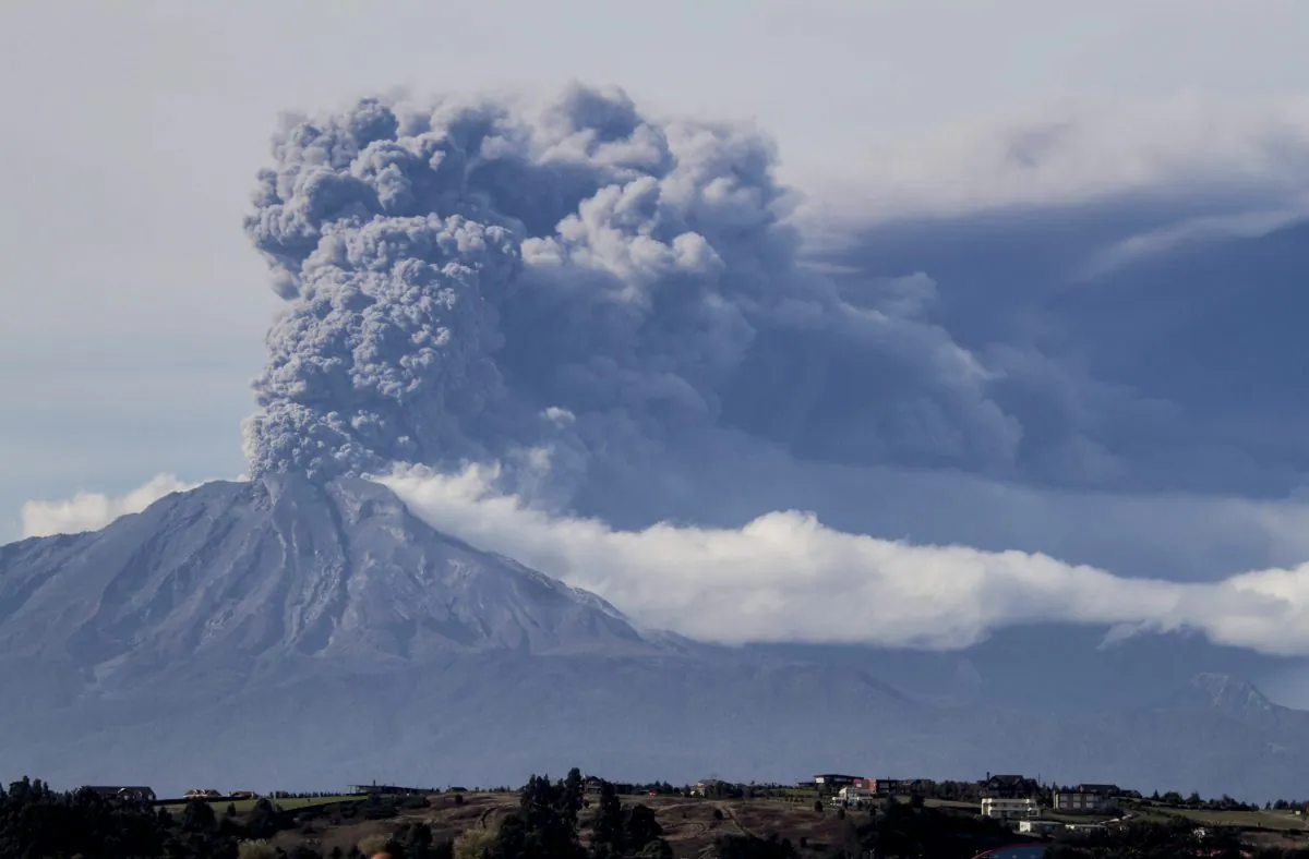 MAY 1: A thick plume pours from the Calbuco volcano, near Puerto Varas, Chile, as it erupts once again sending dark burst of ash and hot rock billowing into the air on Thursday. (AP Photo/David Cortes Serey/Agencia Uno)