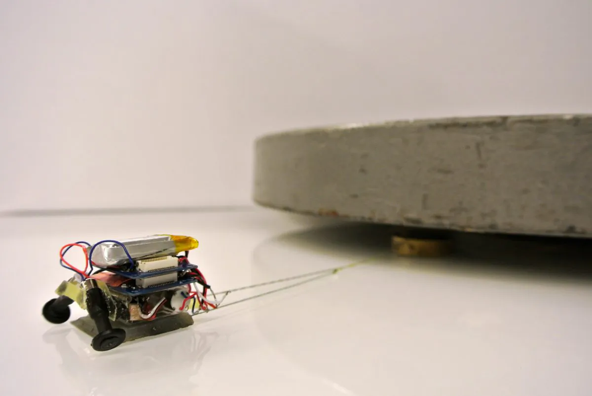 A Micro Tug at work. (Biomimetics and Dexterous Manipulation Lab, Stanford University) 