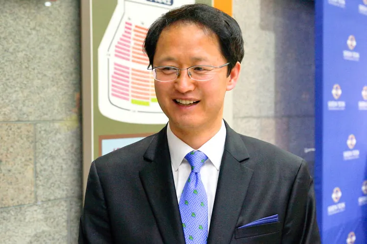 John Hwang attends Shen Yun Performing Arts at the Gunpo Culture & Arts Center. (Kim Guk-Hwan/Epoch Times)