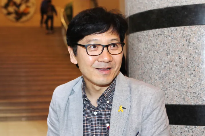 Conductor Kang Man Ho is captivated by Shen Yun Performing Arts New York Company’s performance at Sungsan Art Hall Grand Theater on the evening of April 29, 2015. (Kim Jintae/Epoch Times)
