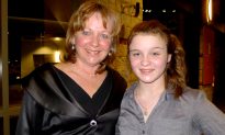 Mother and Daughter Thoroughly Enjoy All Aspects of Shen Yun