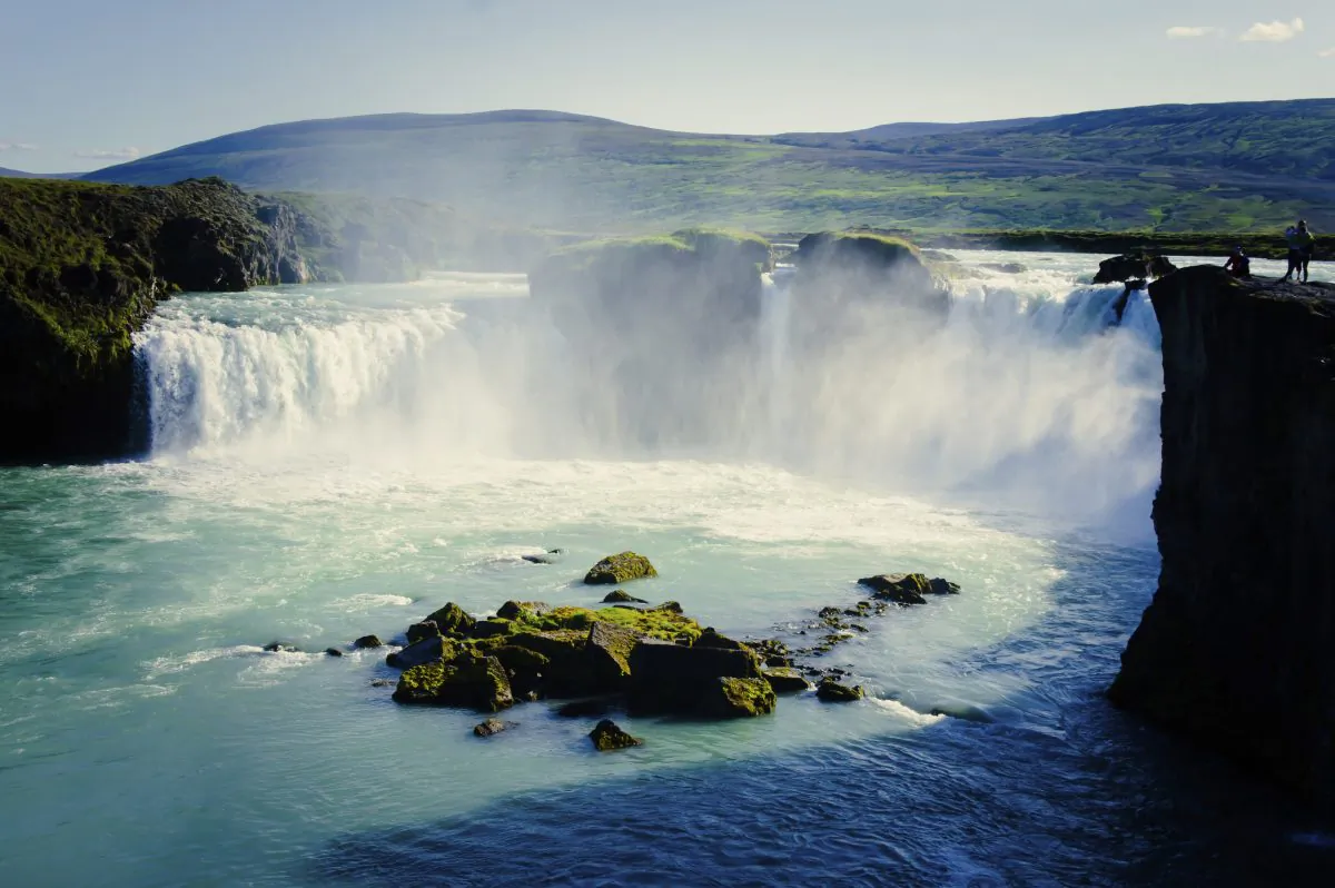 Beautiful vibrant landscape picture of famous Icelandic Waterfall in Iceland (Tsuguliev , iStock)