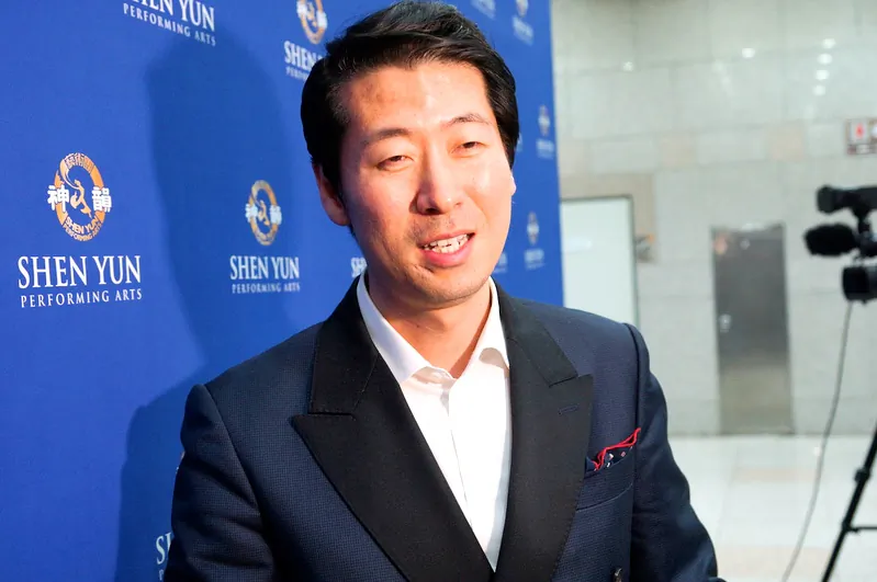 Go Hye Seong, a South Korean comedian, attends Shen Yun, at Gunpo Culture and Arts Center, on April 24, 2015. (Kim Guk-Hwan/Epoch Times)