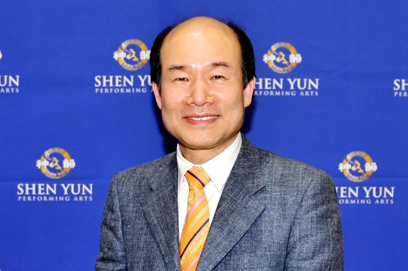 Kim Hojun, president of Masan Performing Arts Association Korea, attends the Shen Yun Performing Arts New York Company’s show April 30, 2015. (Jung Ingwon/ Epoch Times)