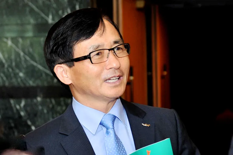 Shin Sangjung, a poet, columnist and conductor at Sungsan Art Hall Grand Theater on April 30 (Jung Ingwon/Epoch Times)