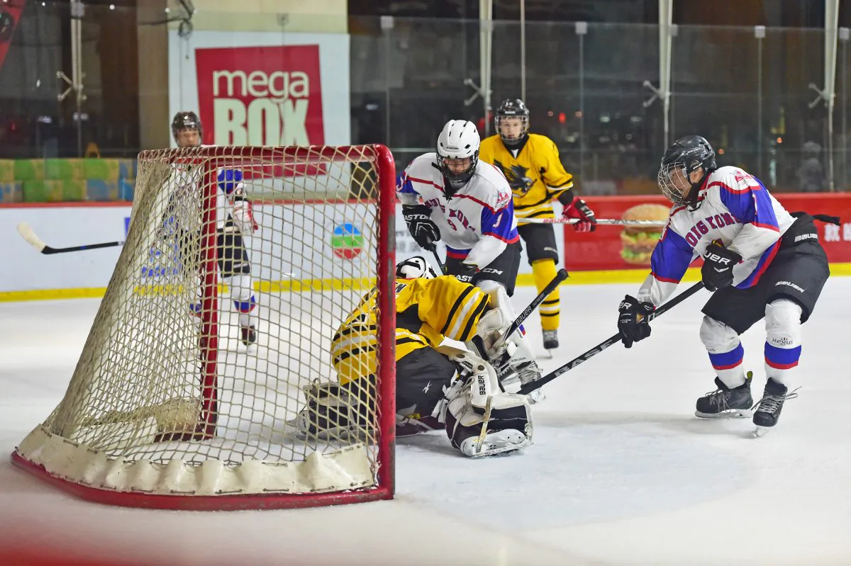The Hong Kong Selects on the attack against Shanghai Thunderbirds in the Bantam AA Final in the 2015 Ice Hockey 5’s at Mega Ice on Saturday May 2, 2015. Hong Kong Selects won the match 4-1 to take the Cup. (Bill Cox/Epoch Times)
