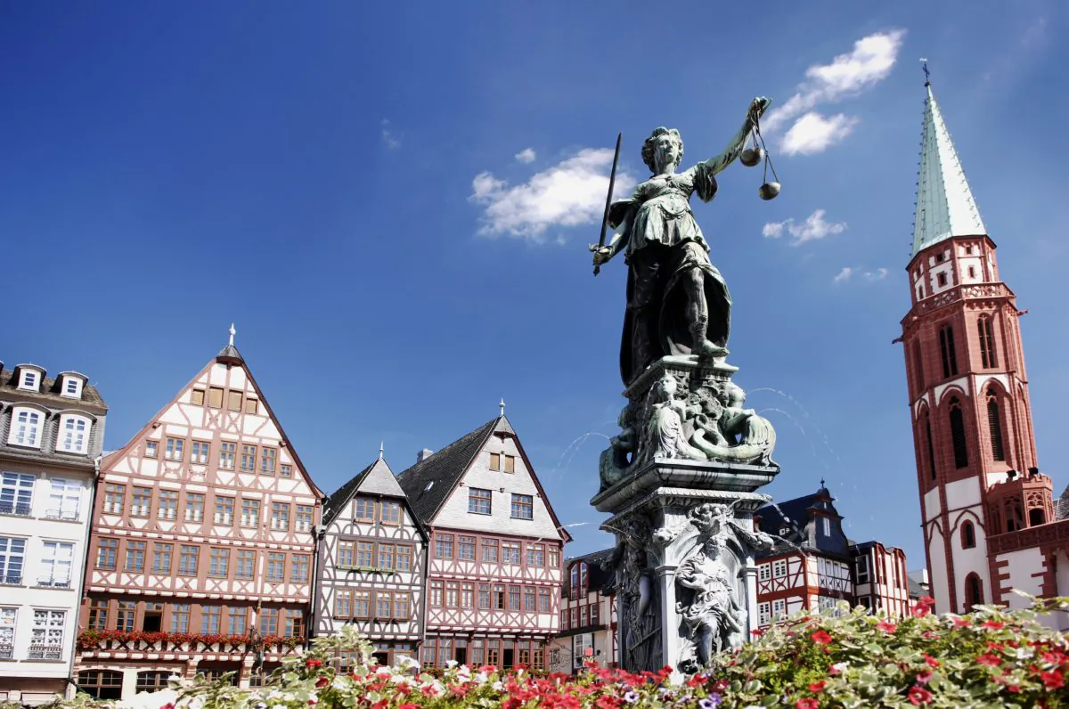 Justitia, Römerberg Frankfurt (Ina Peters, iStock)