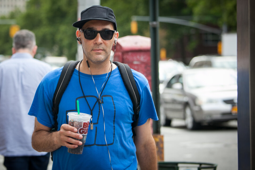 A man drinks a Big Gulp drink from 7-Eleven, in Manhattan, N.Y., on June 26, 2014. (Samira Bouaou/Epoch Times)