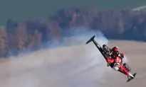 Two European Pilots Fly Over Dubai in Jetpacks (Video)