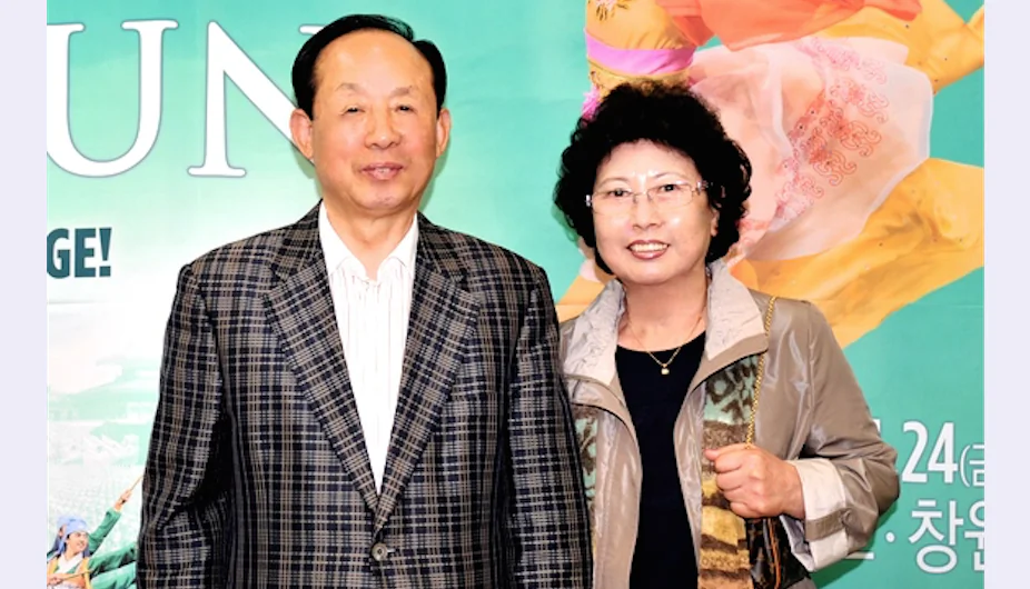 Lee Sangcheol, president of TSP corporation and his wife attend the first Shen Yun performance at Daegu. (Jung Ingwon/Epoch Times)