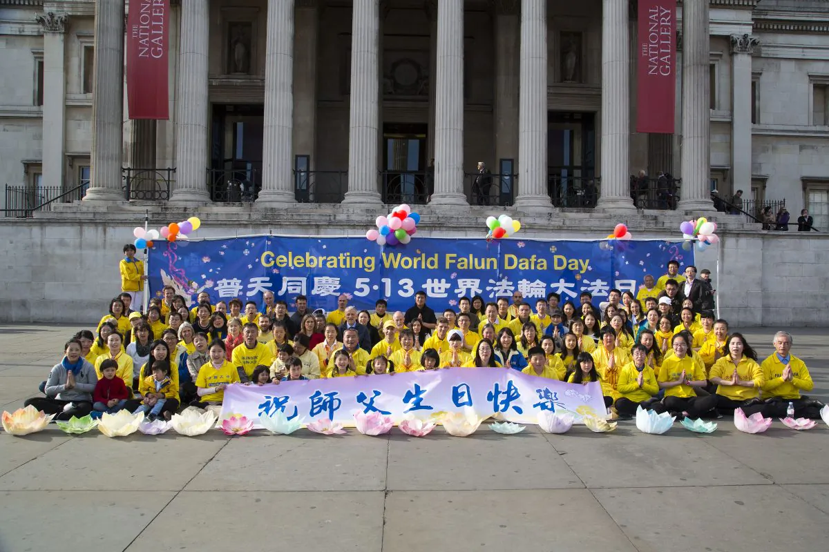 Celebrating World Falun Dafa Day 2015 in London's Trafalgar Square (Si Gross/Epoch Times)