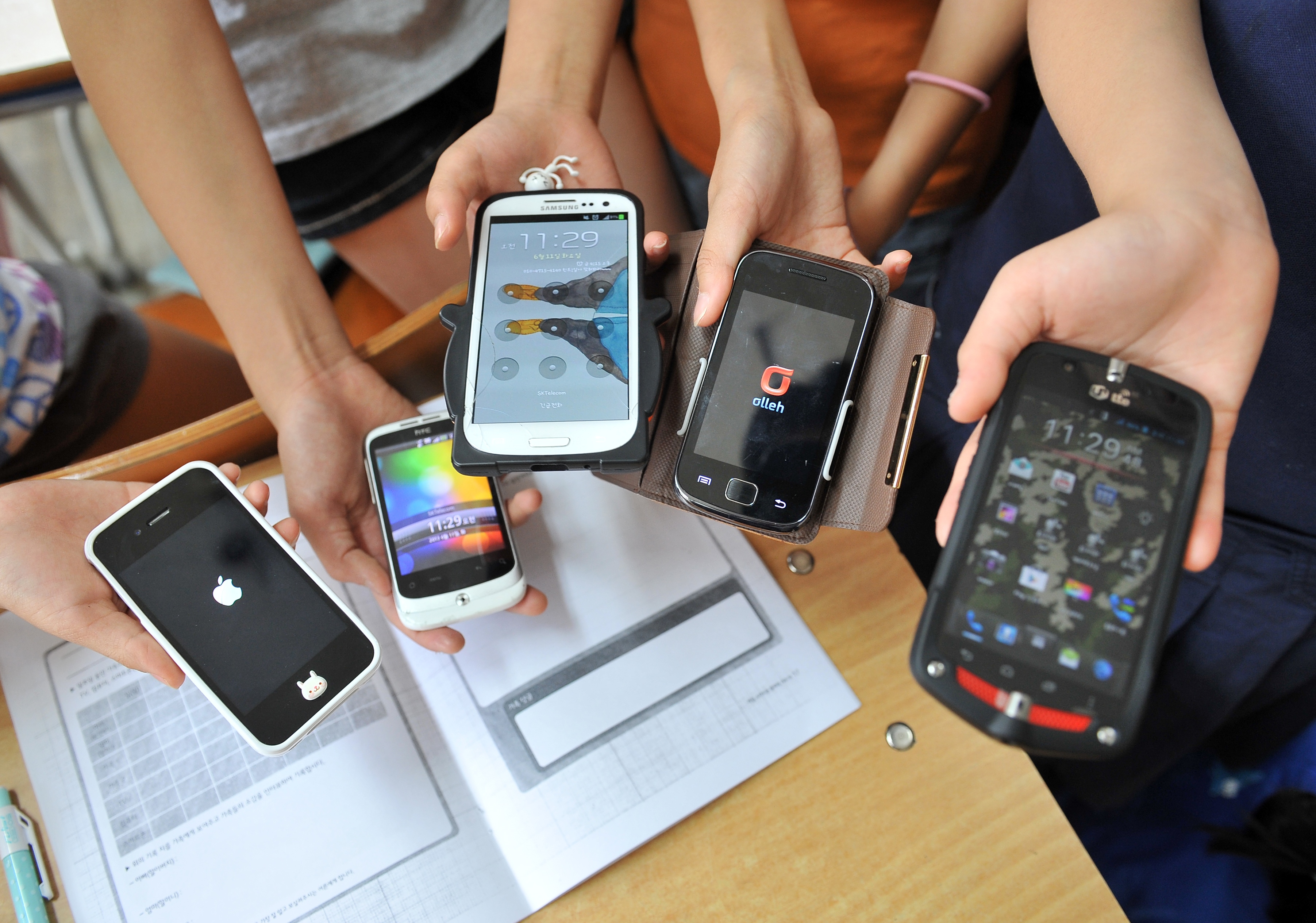 Можно пользоваться телефоном и интернетом. Современные гаджеты. Смартфоны и гаджеты. Смартфоны для школьников. Смартфоны в школе.